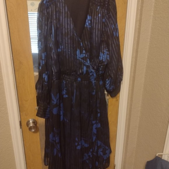 Dress - Picture 9 of 9